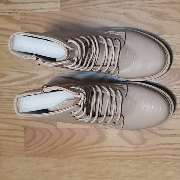 NWT, Croco Style Lug Sole Tan/Cream Boots, Size 8, Faux Leather - Picture 6 of 7